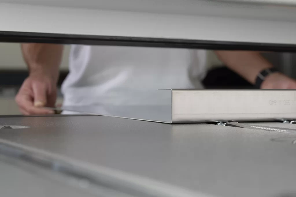 stor öppningshöjd på överbalken för större flexibiltet i kantvikmaskin