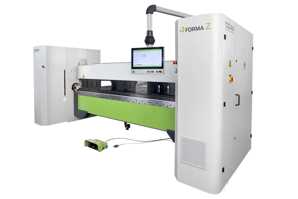 göteneds kantvikmaskin forma z som bockar både upp och ned med höga segmenterade verktyg mot vit bakgrund