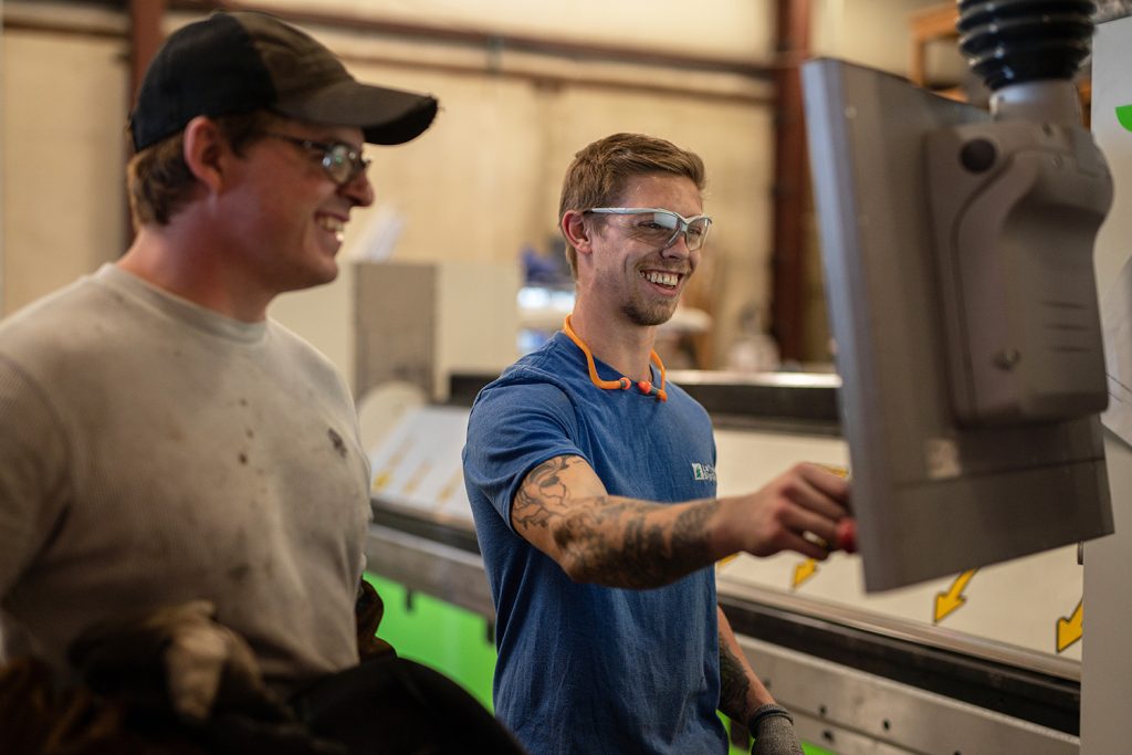 La Crosse Sign Group och deras FORMA 40 kantvikmaskin.