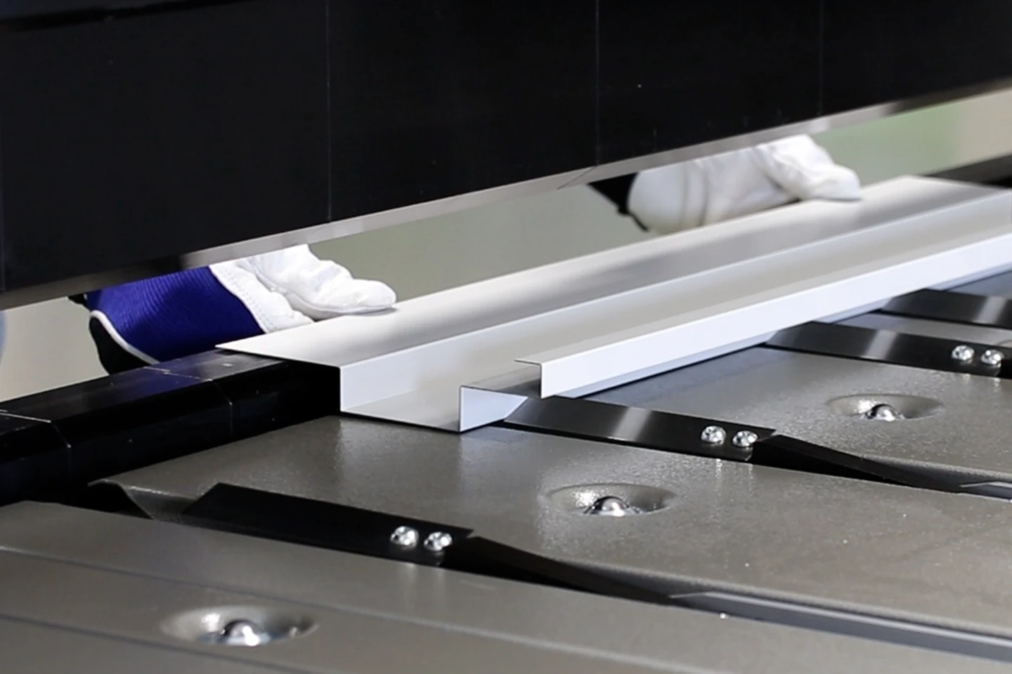 height adjustable backgauge for a cidan folding machine