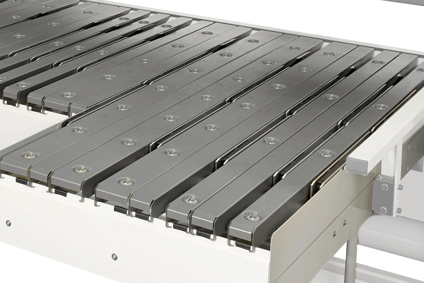 anslagsbord med stålkulor till en kantvikmaskin mot vit bakgrund