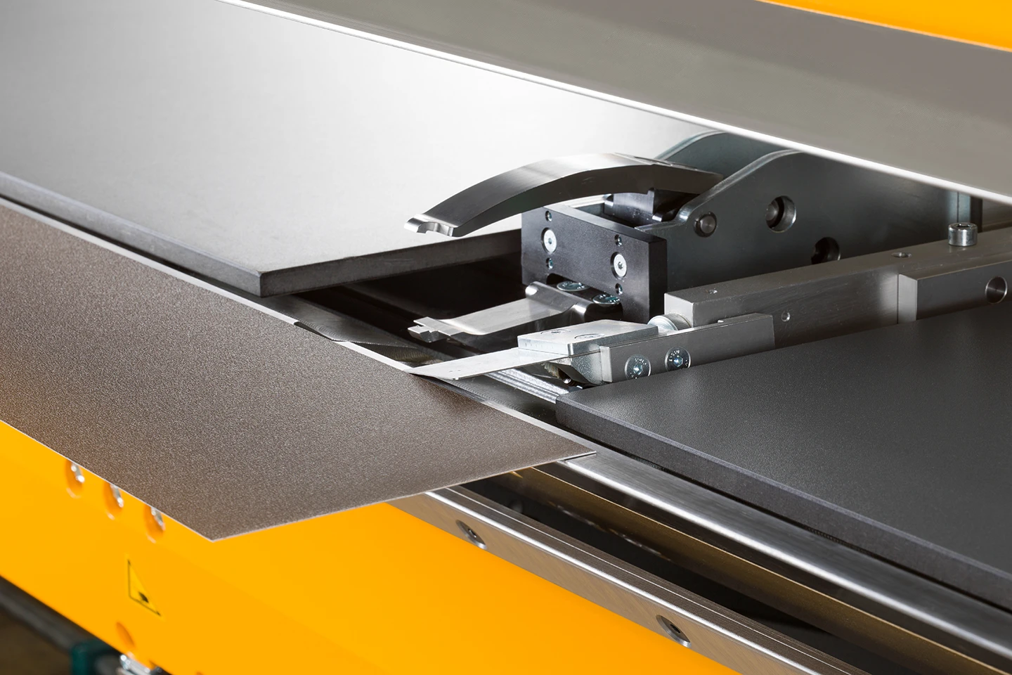 anslagsfingrar i fjäderstål positionerar plåten i en thalmann tc dubbelbockare