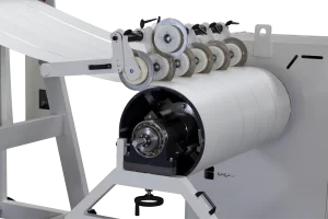 närbild på recoiler som spolar upp plåt mot vit bakgrund