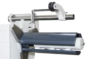 hydrauliskt centrumdorn på en motoriserad haspel för plåtcoil mot vit bakgrund