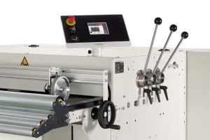 detaljbild från inmatningssidan på en forstner klippsträcka compact mot vit bakgrund