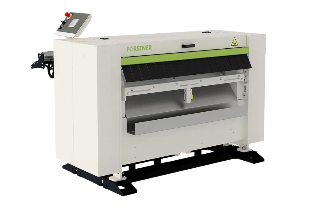 forstner klippsträcka slit mot vit bakgrund