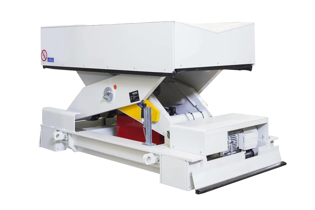 coilvagn för laddning av plåtrullar till en klippsträcka mot vit bakgrund